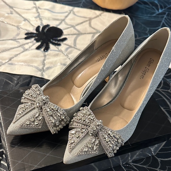Silver heels with Rhinestone Bow by silver slipper - Picture 1 of 5